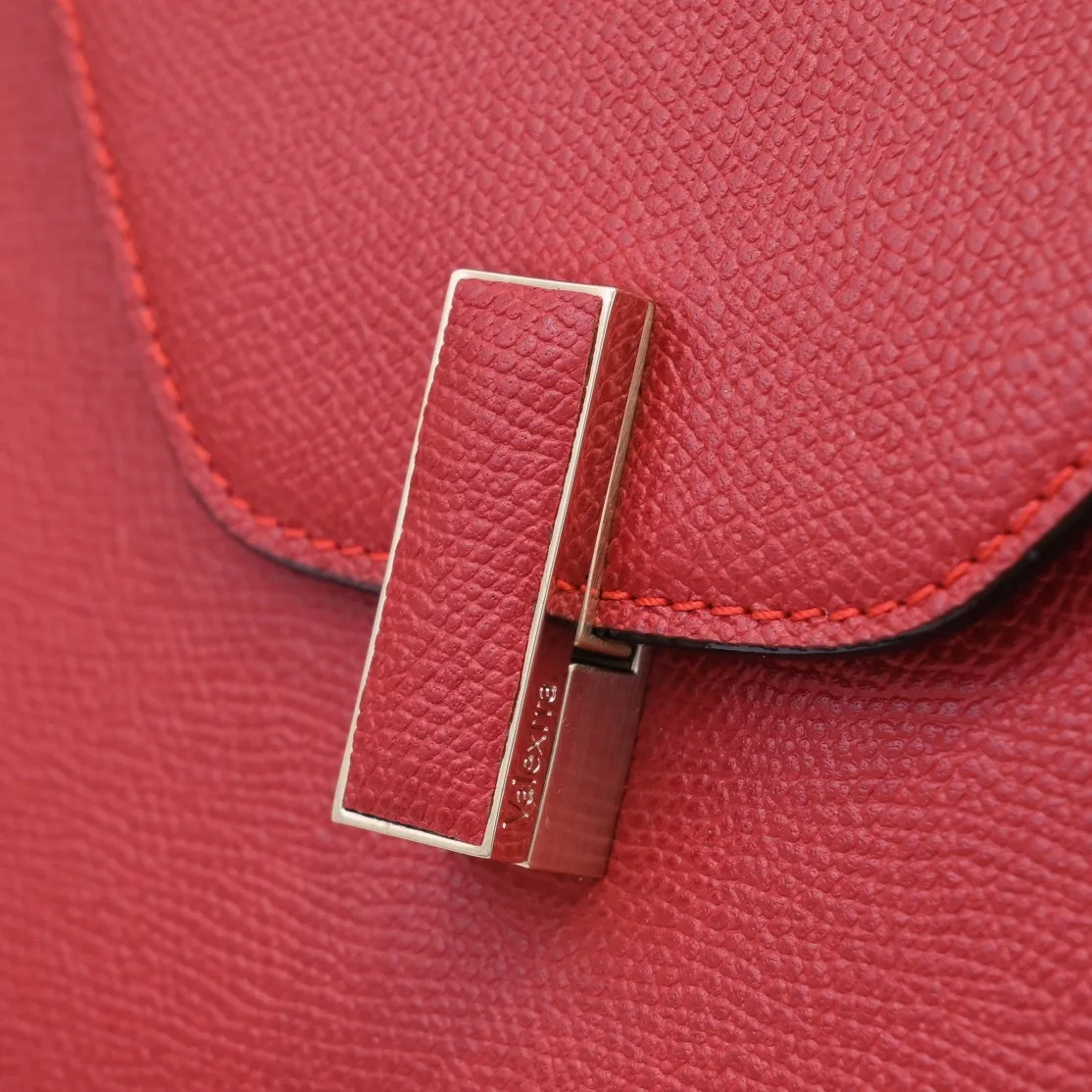 Valextra, the name of Italy's beloved horse, Iside is Val. One of extra's most iconic designs. There is no obvious logo, but the simple collective line design is very recognizable, full of architectural art, and shows a capable and intellectual style. It is made of imported palm-print lining cowhide, with up to five stitches of handwork, and the shiny oil edges test the skill of the craftsman. Small size: 22cm model 6627-1#